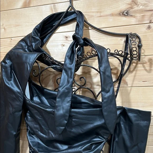 🌷 One Shoulder Bodysuit - Picture 2 of 8